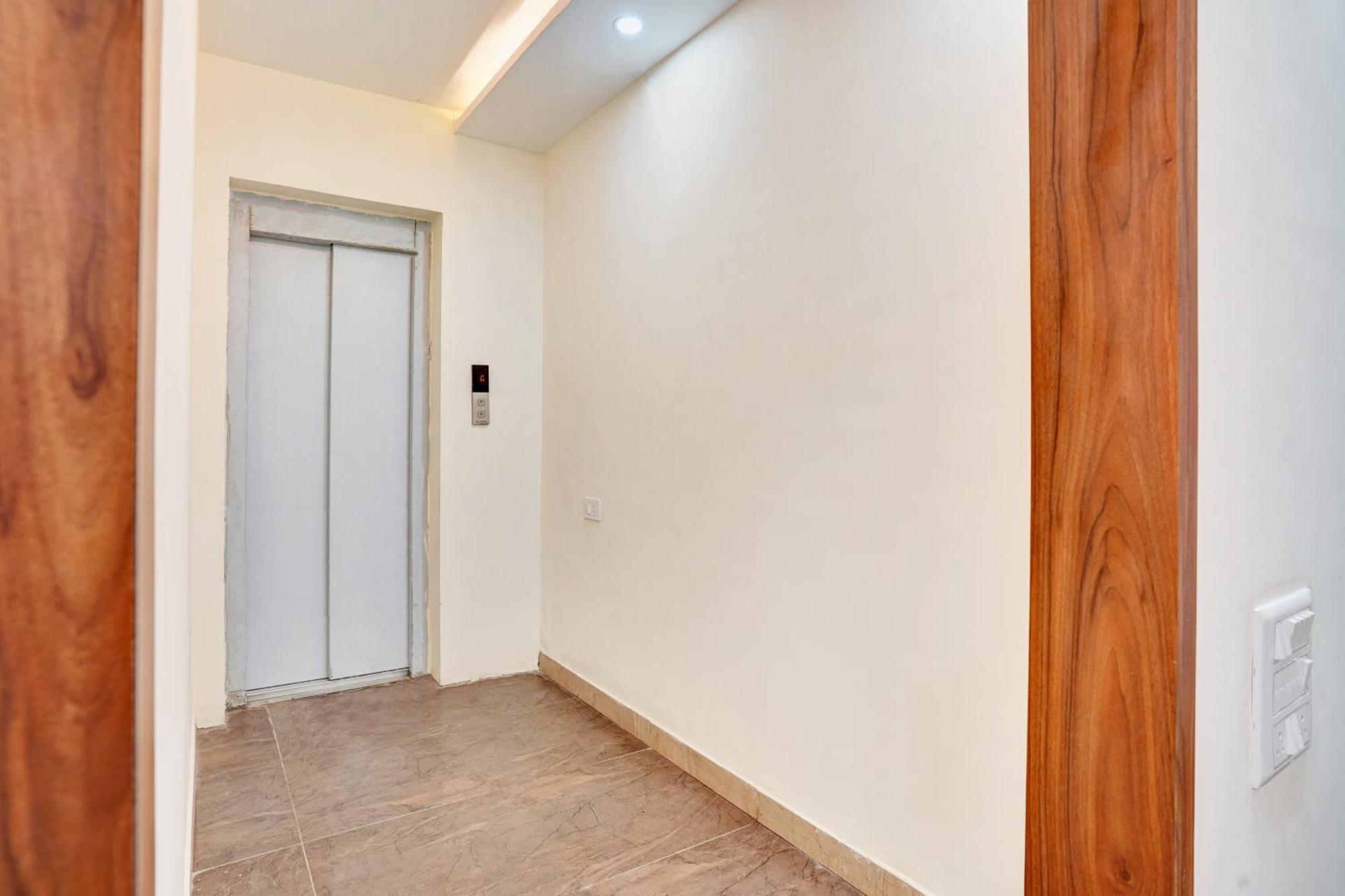 Hotel O Gayathri Metro Deluxe Bangalore Esterno foto